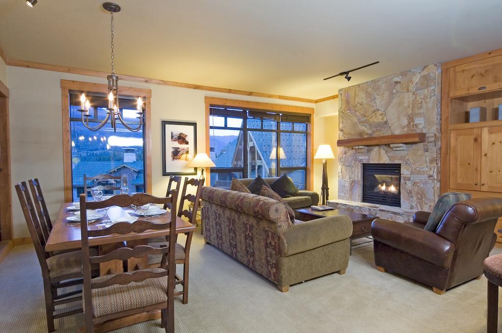 Hotel Lodging Ovations Whistler Exterior foto